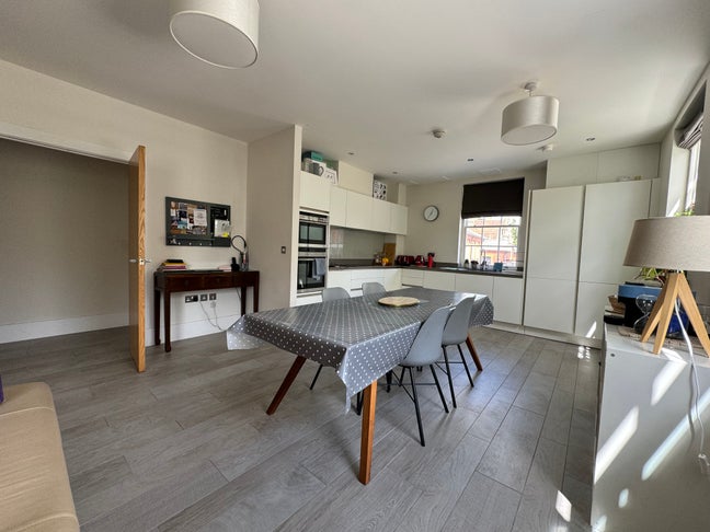 Central Winchester Master Ensuite Room Main Photo