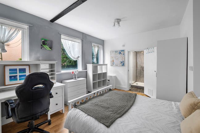 🚢Dockyard Proximity – Modern En-suite🚢 Main Photo