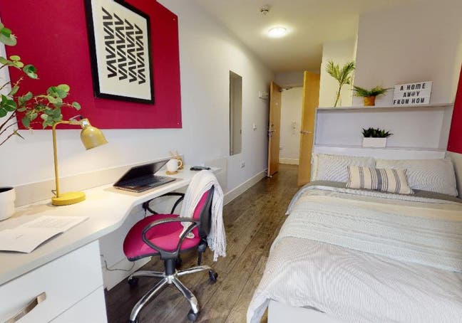 Huddersfield Double Bedroom Ensuite Student Accom Main Photo