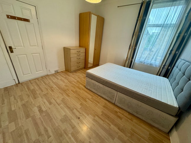 Acton - Large Room Main Photo