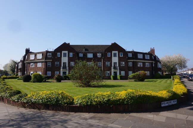 Bright & modern 2 bed flat in Goodmayes, IG3 Main Photo