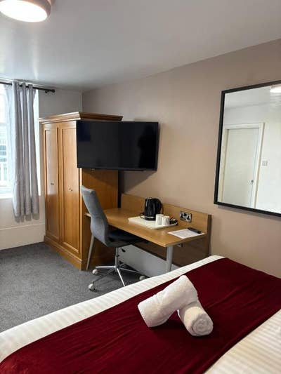 Central En-Suite Double Room with Parking  Main Photo