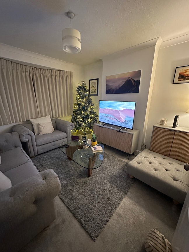 Dbl room+WIFI/ Stopsley village/Close to Airport Main Photo