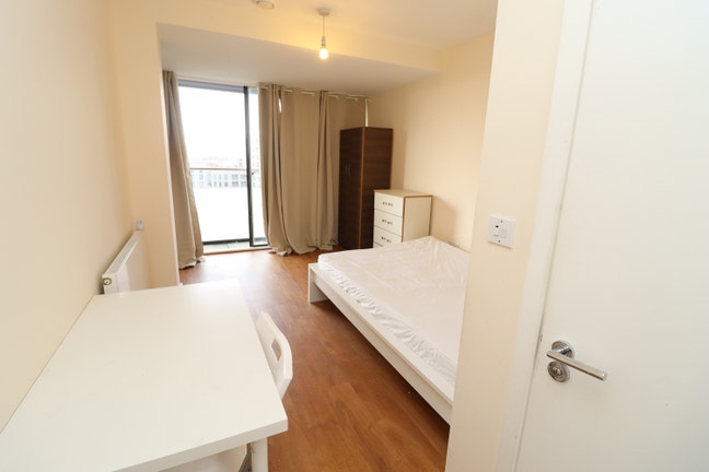 Top Rooms in North Greenwich-Book Now Stress Free! Main Photo