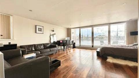 Super double room at Royal Victoria E16 Main Photo