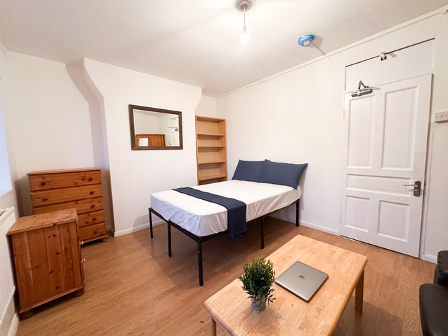 🏡 Double room with balcony / 5 min Central line  Main Photo