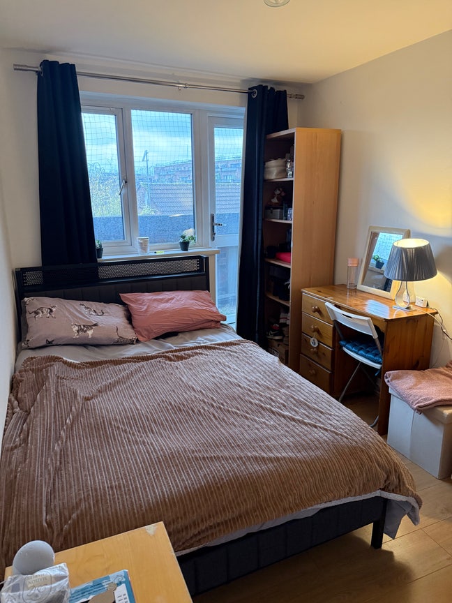 Double room - Cosy Clean Female Flatshare N2 9RE Main Photo