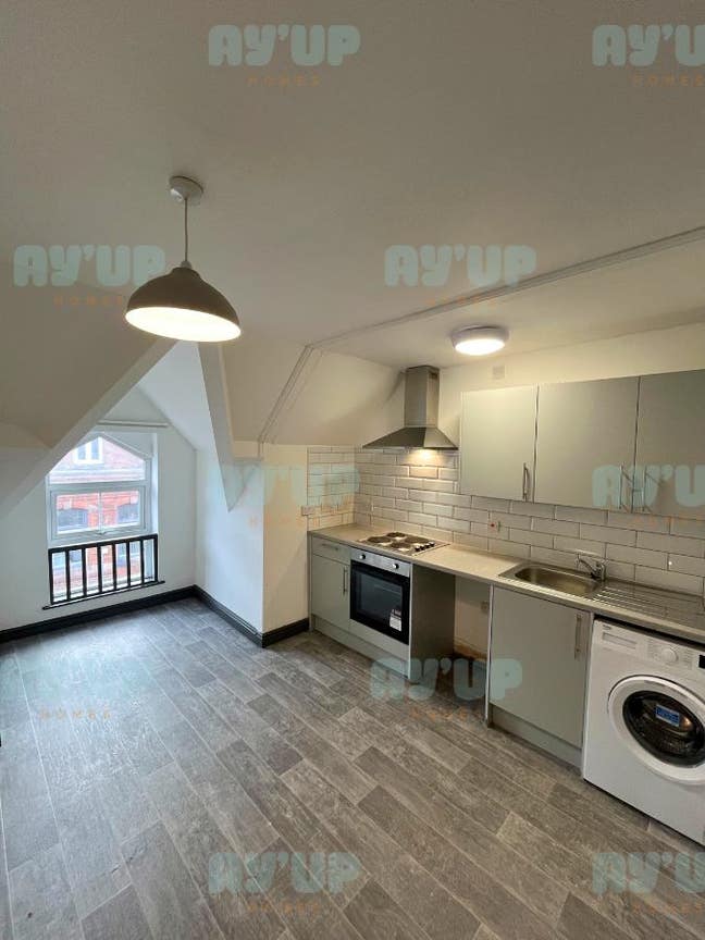 Big central with private bathroom Main Photo