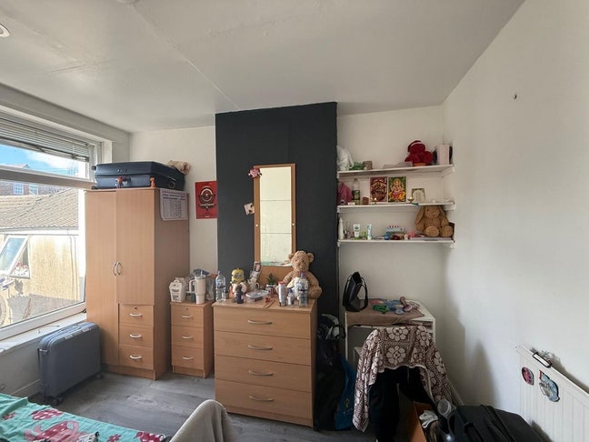 Spacious Furnished Room Available Immediately Main Photo