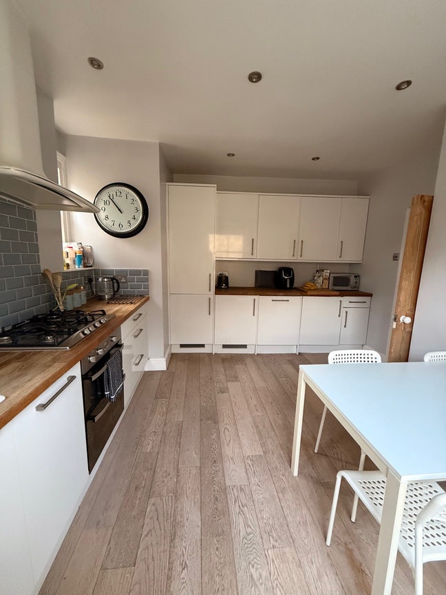 Spacious Brixton Hill Flat! Avail now/by Jan Main Photo