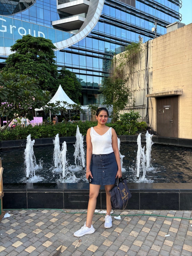 Professional female seeking room or buddy-up Main Photo