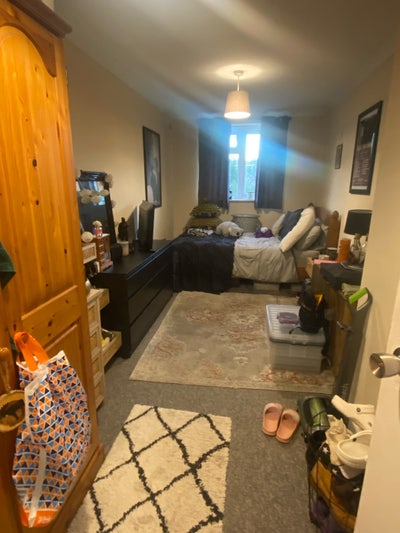 Double Room in young professional houseshare Main Photo