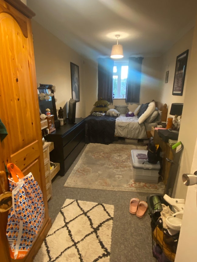 Double Room in young professional houseshare Main Photo