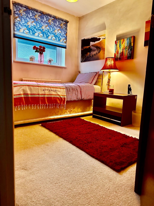 Single Room for rent (female only) Main Photo