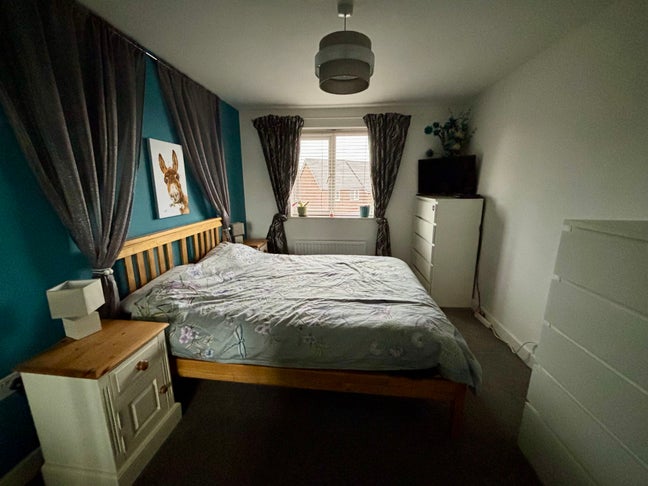Large Double Room in great Location Main Photo