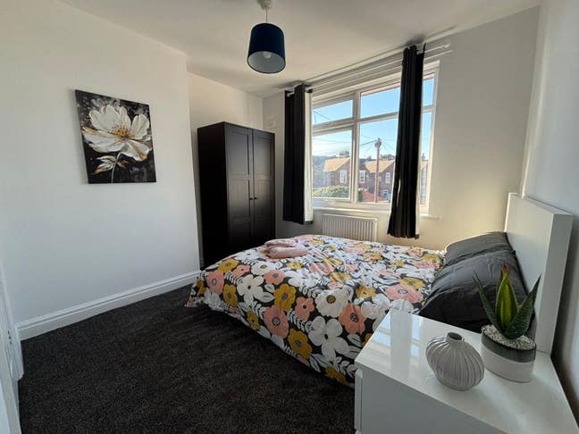 Ensuite Room - Edge of town centre Main Photo