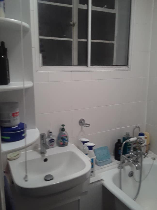 A large front room in a lovely apartment block/... Main Photo