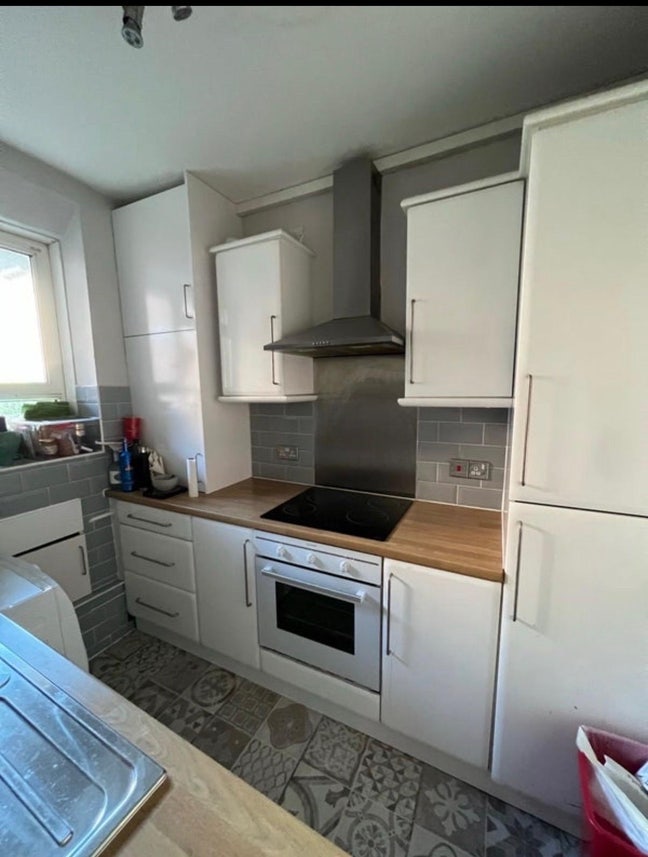 Females only room available in 2 bedroom flat  Main Photo