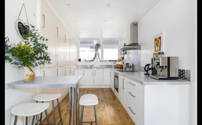 Bedroom in 3 bed London Fields flat with balcony Main Photo