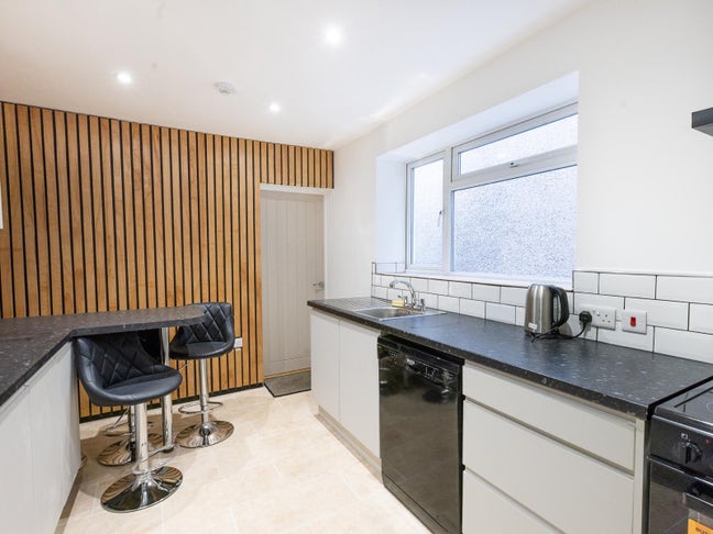 Professional/Post Grad Modern Newly Refurnished Main Photo