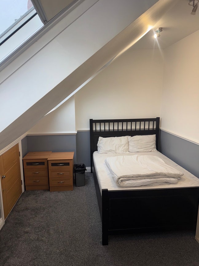 Large Double Loft Room in Large 5-Bed House Share Main Photo