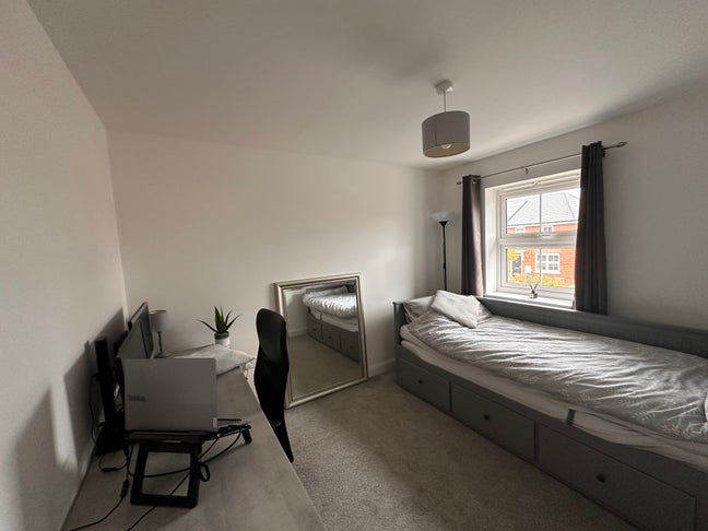 Double en-suite room in professional household Main Photo