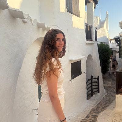 New Girl in London — Seeking a Room Main Photo