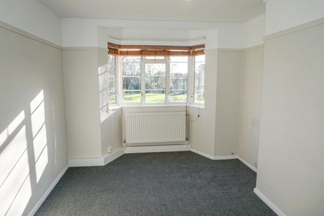 Bright & modern 2 bed flat in Goodmayes, IG3 Main Photo