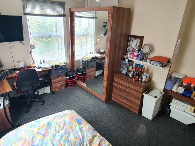 Bright, large double room Main Photo