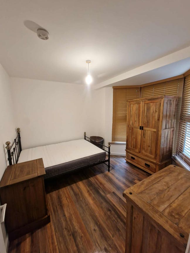 4 bedroom house - Room To Rent  Main Photo