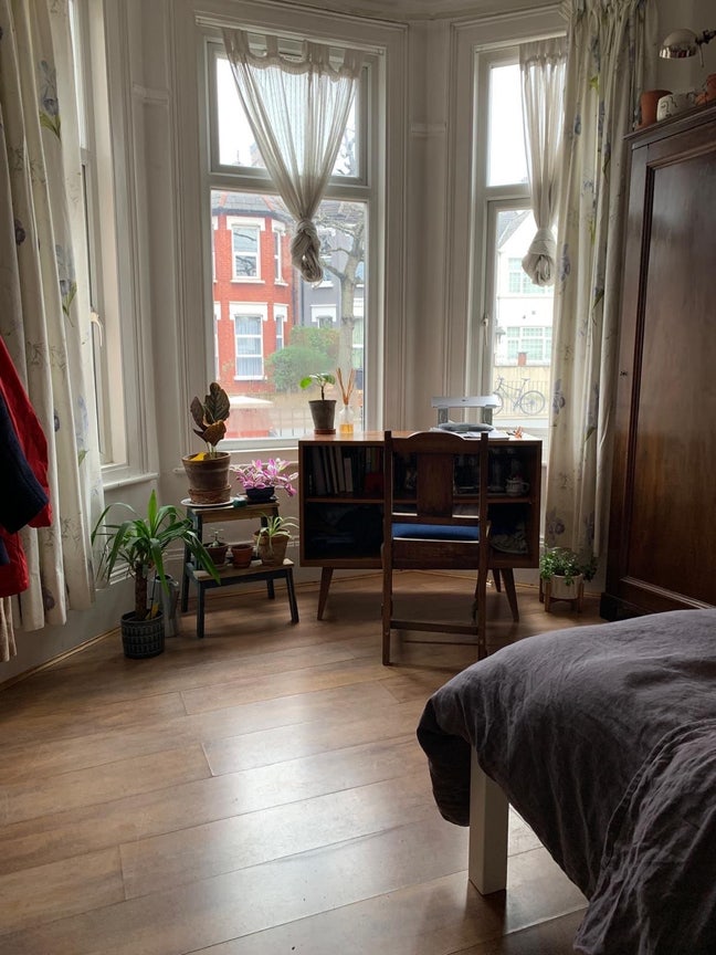 Great double room in wholesome house  Main Photo