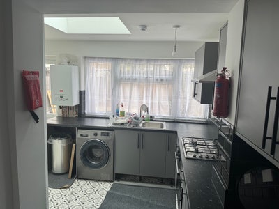 Single room available in newly refurbished home Main Photo