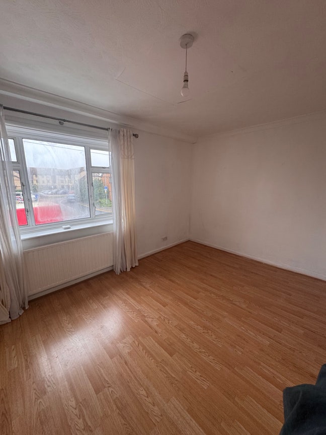 One Big Double Room availble . Main Photo