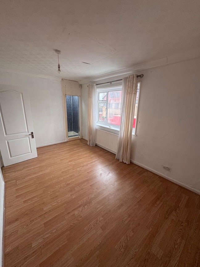 Spacious double bedroom  Main Photo