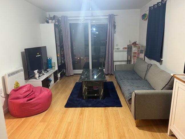 Spaces room in a 2 bed flat with independent bath  Main Photo