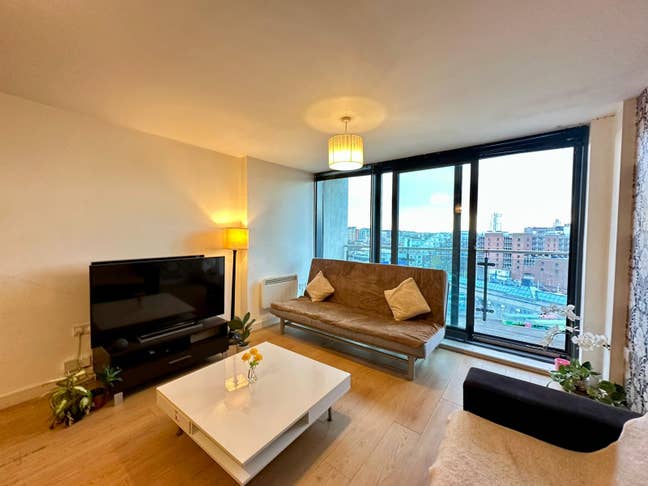 2-Bed City Centre Flat with Huge Balcony (LS9 BT) Main Photo