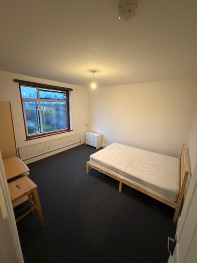 Large Double Room Woodford Green IG8 Main Photo