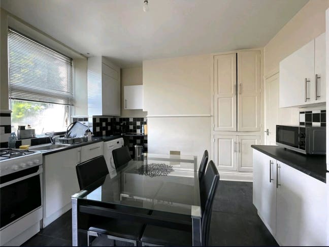 Room 3 available in city road  Main Photo