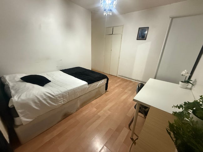 Bright & Modern Aldgate Room  Zone 1 Living Main Photo