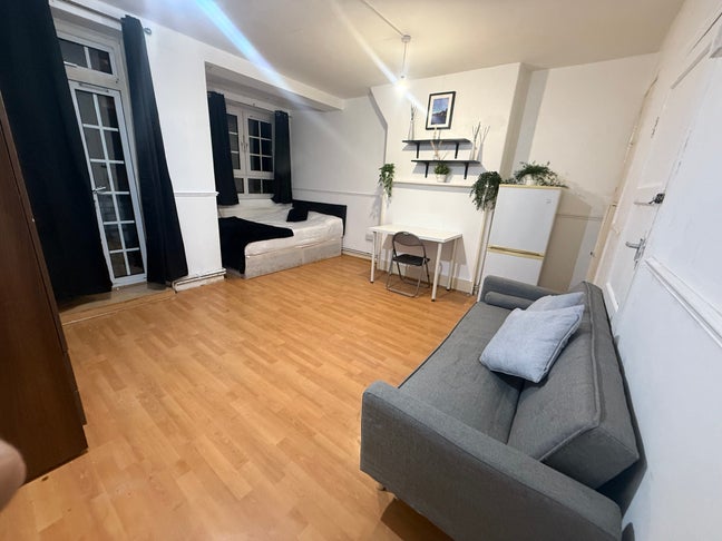 Bargain Book Today, 5Mins Aldgate St!! Main Photo