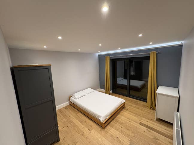 Large, modern double room for professional Main Photo