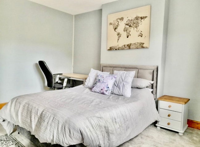 Beautiful room in Surrey house-share Main Photo