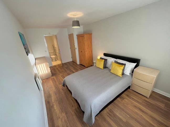 En Suite room in quiet flat share Main Photo