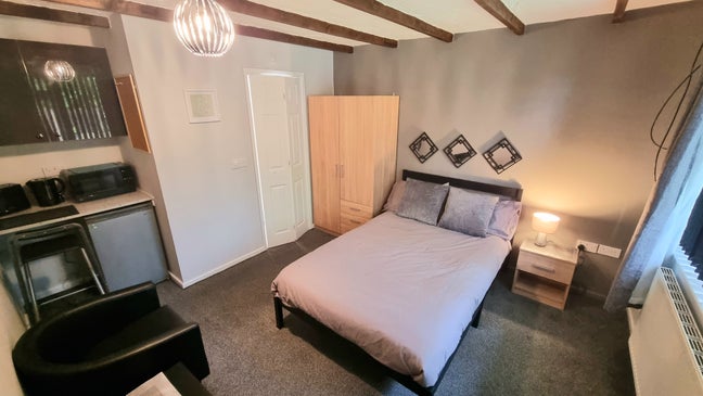 Huge ensuite studio in Farnworth available now Main Photo