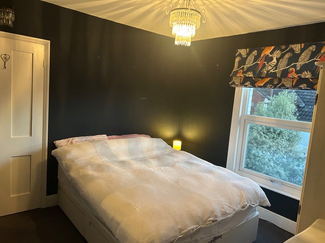  Room  to  rent  in  lovely  family  home female preferred Main Photo