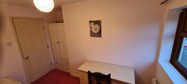 Medium sized room available now Main Photo