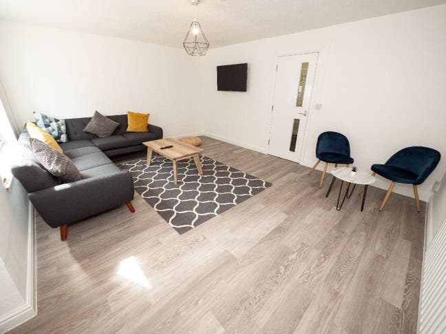 Spacious Room Available Main Photo