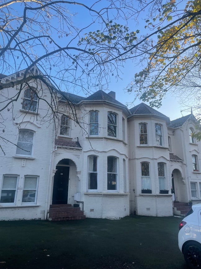 1 Bedroom fully Furnished Flat - parking included  Main Photo