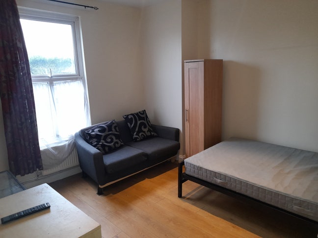 ST3/Longton. Double + Sofa +TV + Parking! Main Photo