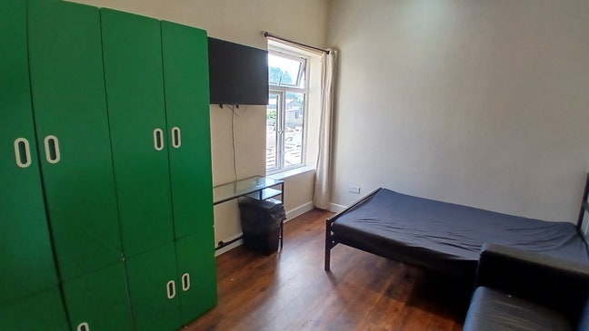 ST6. LARGE Double Ensuite + Sofa, TV, Fridge Main Photo